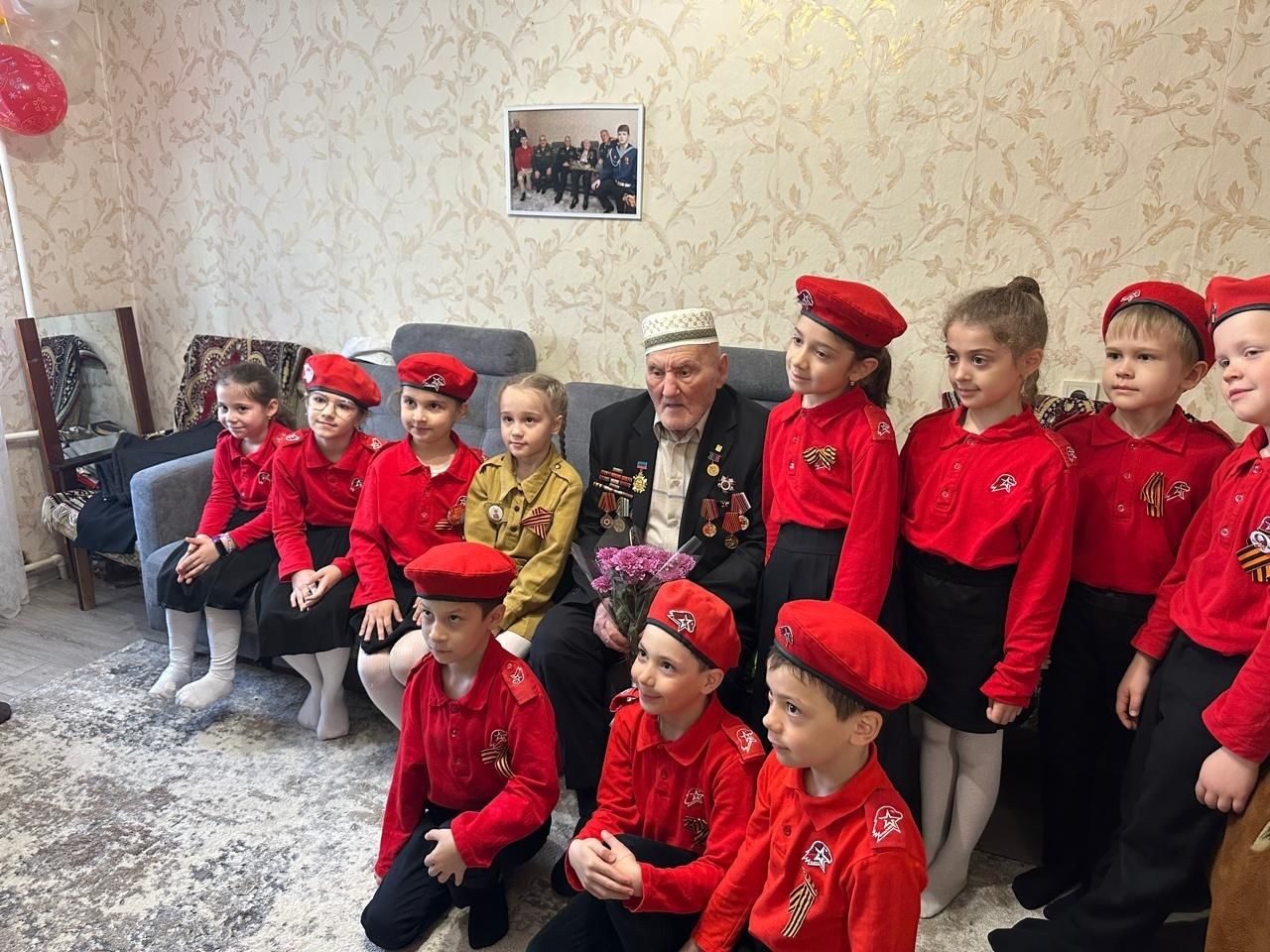 Доброе сердце первоклассников: визит ребят первого класса к ветерану Великой Отечественной войны Мусе Мусаевичу Багаудинову.