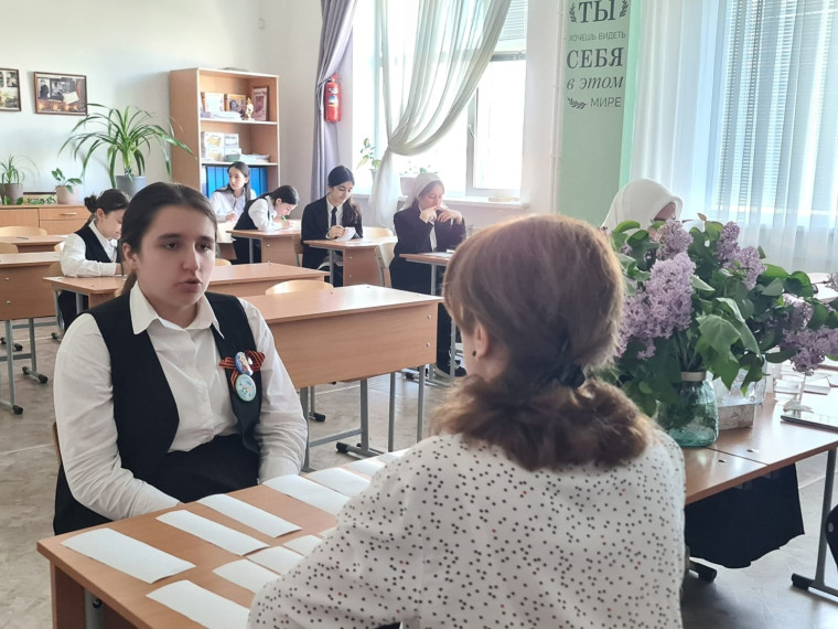 Сегодня у ребят из начальной школы и среднего звена промежуточная аттестация в форме устного экзамена по истории, английскому языку, литературе и литературному чтению.